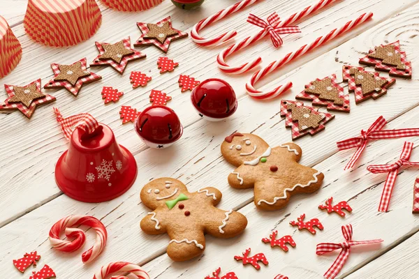 Decoraciones navideñas y galletas de jengibre — Foto de Stock