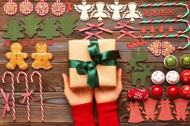  Noel hediyesini tutan eller 