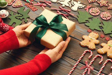  Noel hediyesini tutan eller 