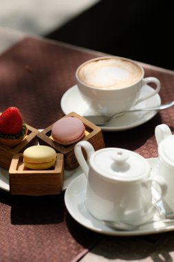 fincan kapuçino ve macaroons