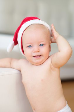 Noel Baba şapkalı erkek bebek