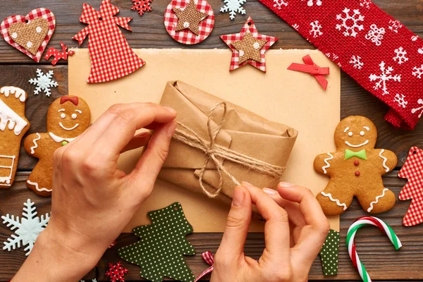 Le mani femminili sopra regalo di Natale — Foto Stock