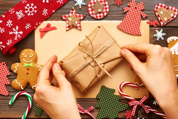 Le mani femminili sopra regalo di Natale — Foto Stock