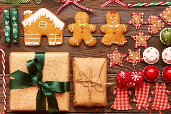 Galletas de Navidad, decoraciones y regalos — Foto de Stock