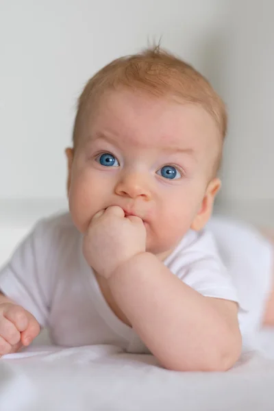 Babyjongen met blauwe ogen — Stockfoto