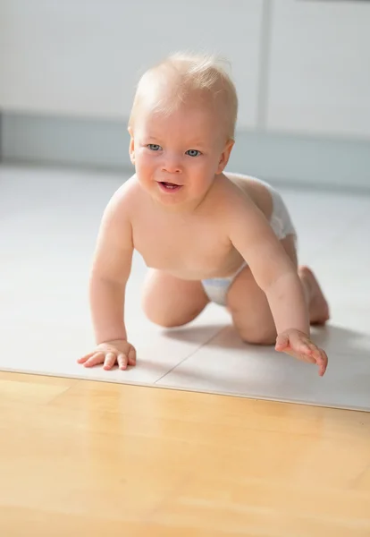 Niño en el suelo — Foto de Stock