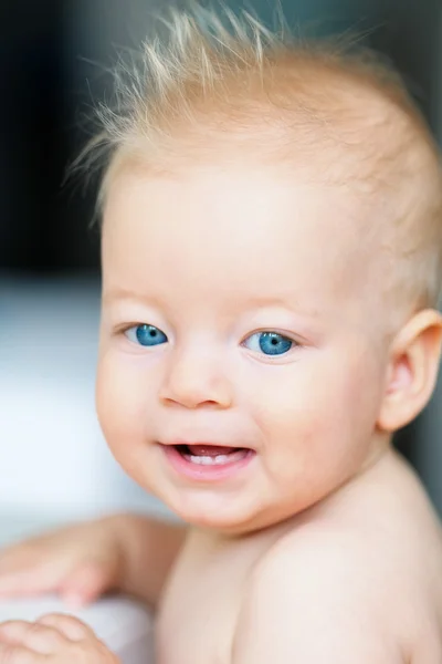 Bebê com olhos azuis — Fotografia de Stock