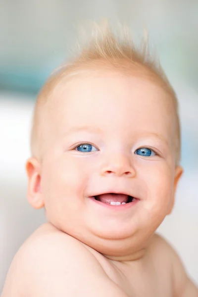 Baby met blauwe ogen — Stockfoto
