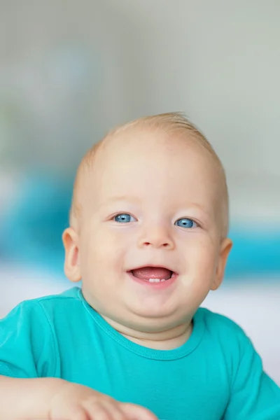 Mavi gözlü bebek. — Stok fotoğraf