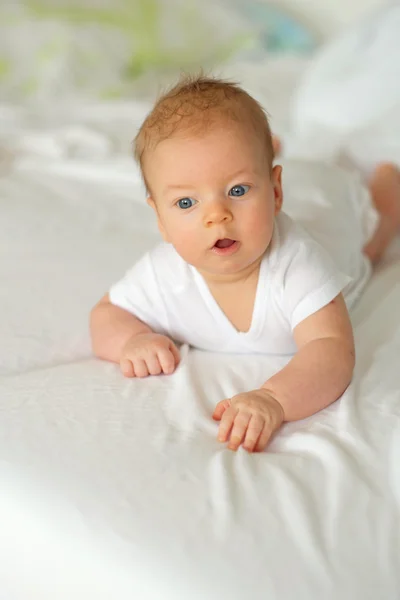 Bebek yatakta tarama — Stok fotoğraf