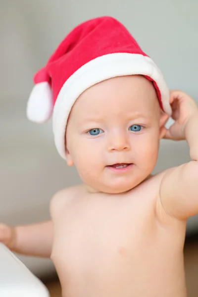 Junge mit Weihnachtsmann-Mütze — Stockfoto