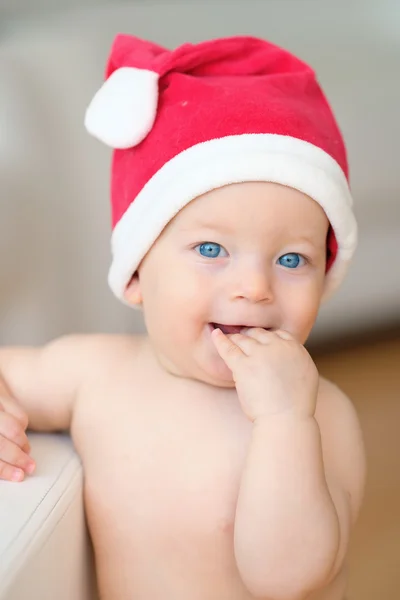 Junge mit Weihnachtsmann-Mütze — Stockfoto