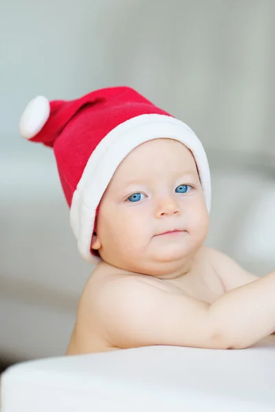 Junge mit Weihnachtsmann-Mütze — Stockfoto