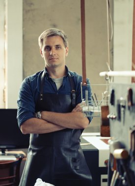 Atölye sahibi çapraz kolları olan 