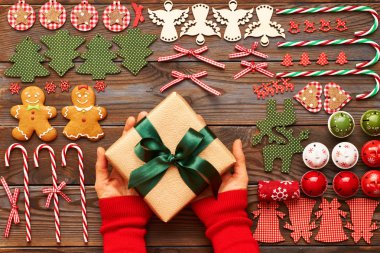  Noel hediyesini tutan eller 