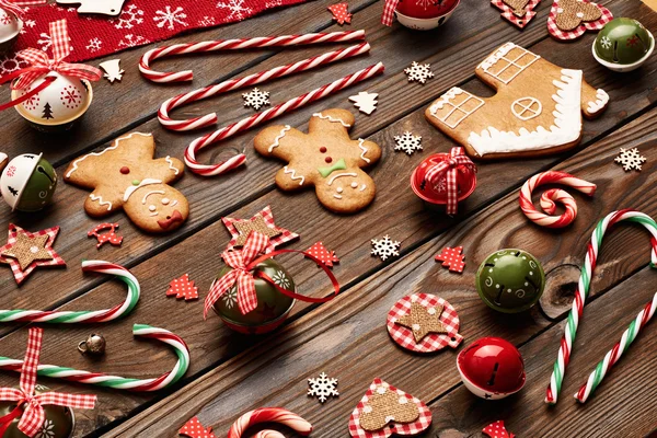 Biscoitos de Natal com decorações — Fotografia de Stock