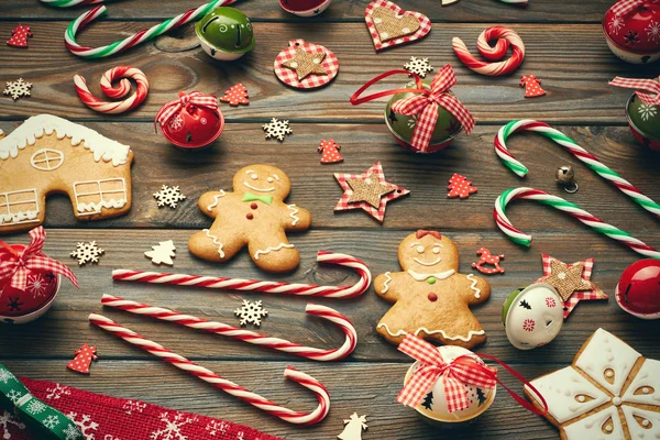 Gingerbread çerezleri dekorasyon ile — Stok fotoğraf