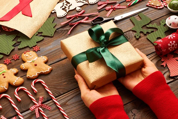 Mãos segurando presente de Natal — Fotografia de Stock