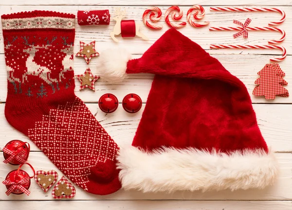 Decoraciones navideñas con calcetín y sombrero —  Fotos de Stock