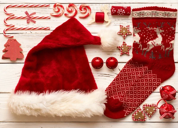 Χριστουγεννιάτικα στολίδια με κάλτσα και καπέλο — Φωτογραφία Αρχείου