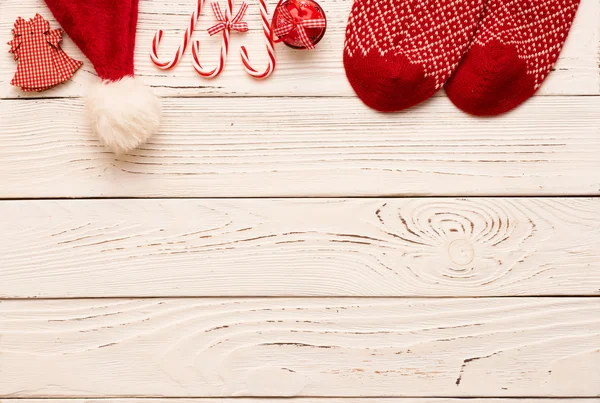 Weihnachtsdekoration mit Socken und Hut — Stockfoto