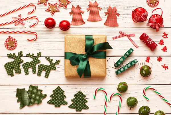Prezent świąteczny i dekoracje — Zdjęcie stockowe