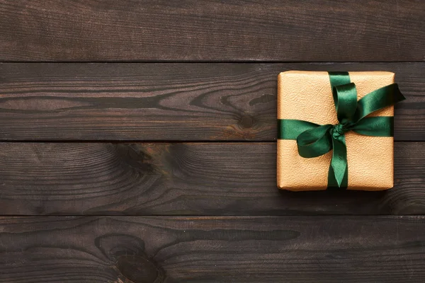 Рождественский подарок с луком — стоковое фото
