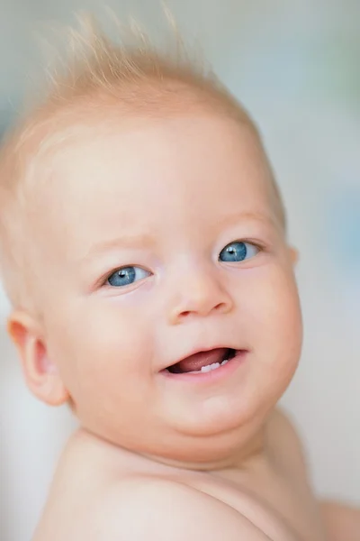 Ребёнок с голубыми глазами — стоковое фото