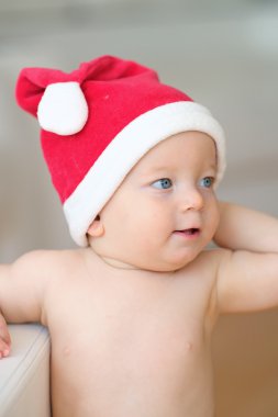 Noel Baba şapkalı çocuk