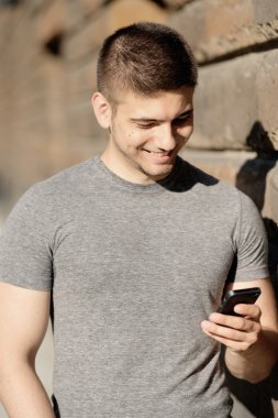 Cep telefonu olan adam.