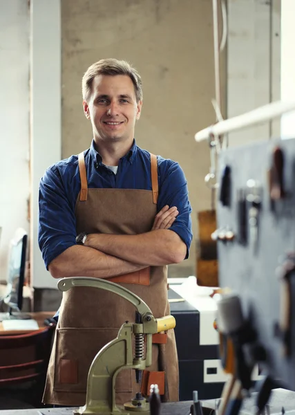 Propietario del taller con brazos cruzados — Foto de Stock