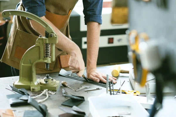 Propietario del taller durante el trabajo — Foto de Stock