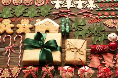 Noel hediyeleri ve süslemeler 