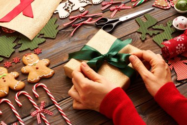 Eller üzerinde Noel hediyesi 