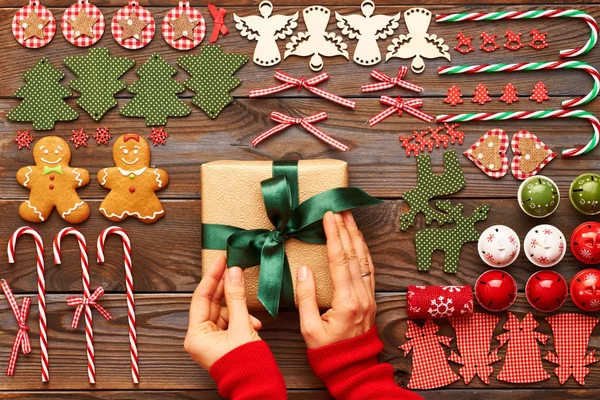 Mãos sobre presente de Natal — Fotografia de Stock
