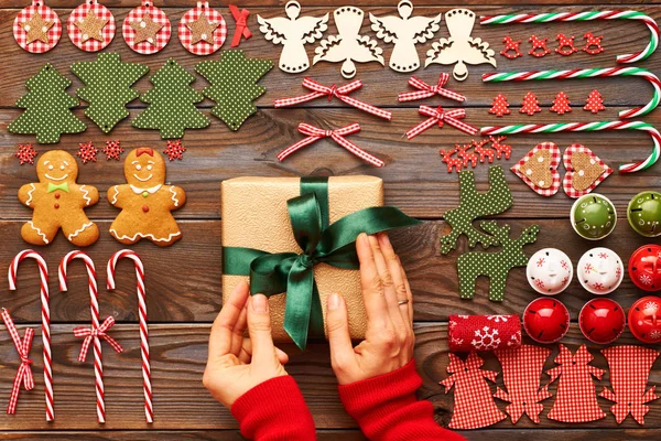 Consegna il regalo di Natale — Foto Stock