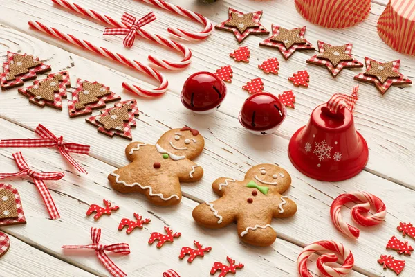 Decoraciones navideñas y galletas — Foto de Stock