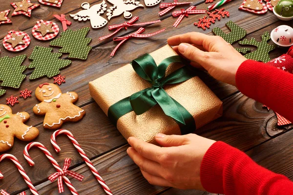 Le mani femminili sopra regalo di Natale — Foto Stock