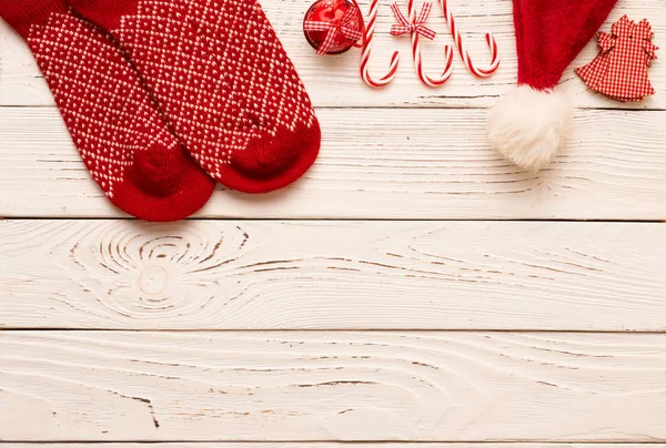 Χριστουγεννιάτικα στολίδια με κάλτσες και καπέλο — Φωτογραφία Αρχείου