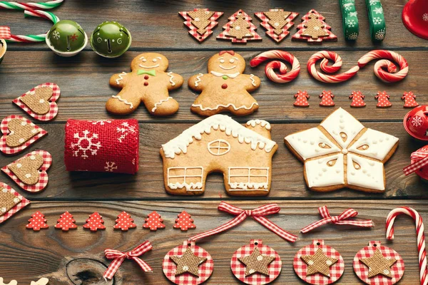 Рождественское печенье с украшениями — стоковое фото