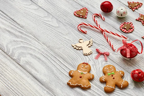 Noel kurabiyeleri ve süslemeler — Stok fotoğraf
