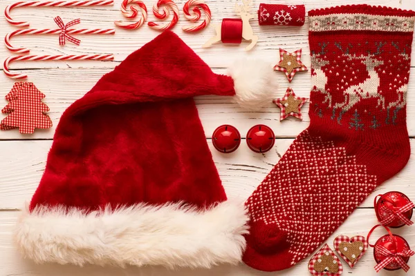 Decoraciones navideñas con calcetín y sombrero — Foto de Stock