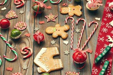 Noel kurabiyeleri ve süslemeler