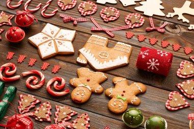 Noel kurabiyeleri ve süslemeleri düz