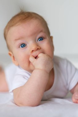 ağız içinde el ile erkek bebek