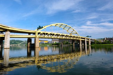 Güneş ışığı altında Pittsburgh'da köprü