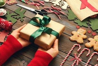 Noel hediyesini tutan eller 