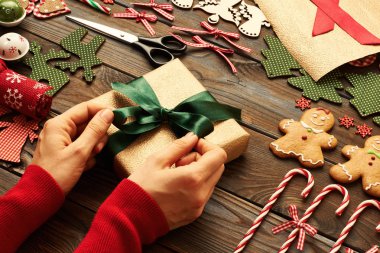 Eller üzerinde Noel hediyesi 