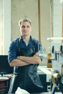 Deri el sanatları Atölyesi sahibi 