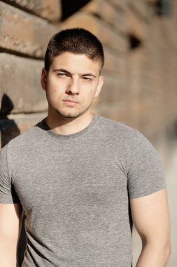 kentsel ortamda adam 